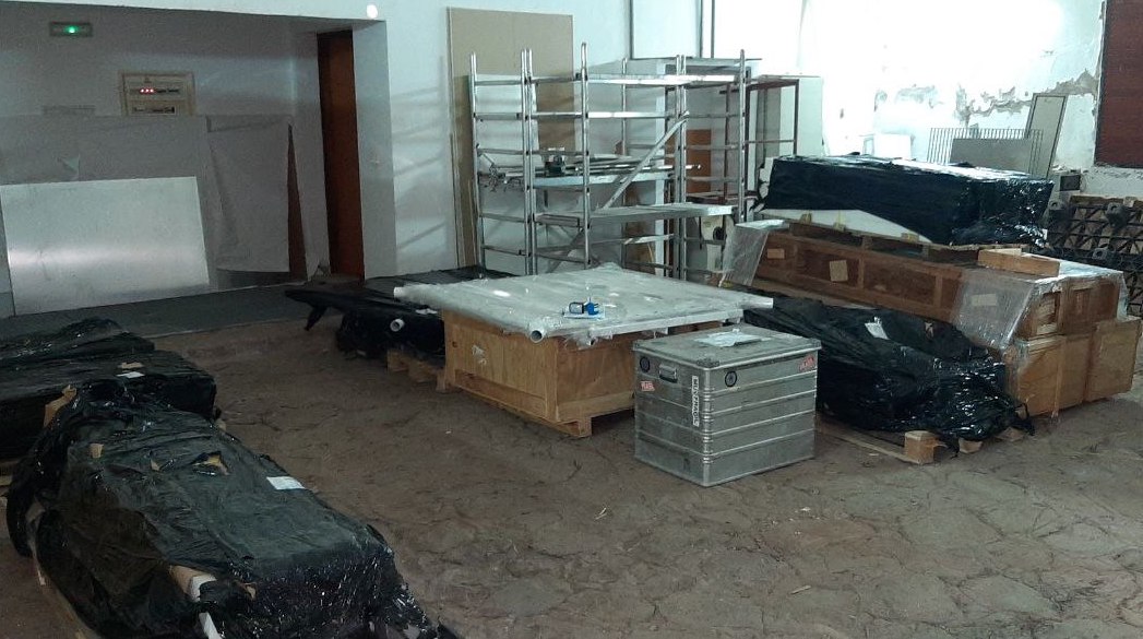 ORCA_uah's tweet photo. ¡Los elementos para construir ICaRO, la estación gemela de ORCA, ya están en Izaña! Tras un traslado accidentado, parece que todo ha llegado sin contratiempos. ¡Dentro de nada, comenzará su construcción! #ORCA #rayoscosmicos #UAH https://t.co/OiYHPuFao2