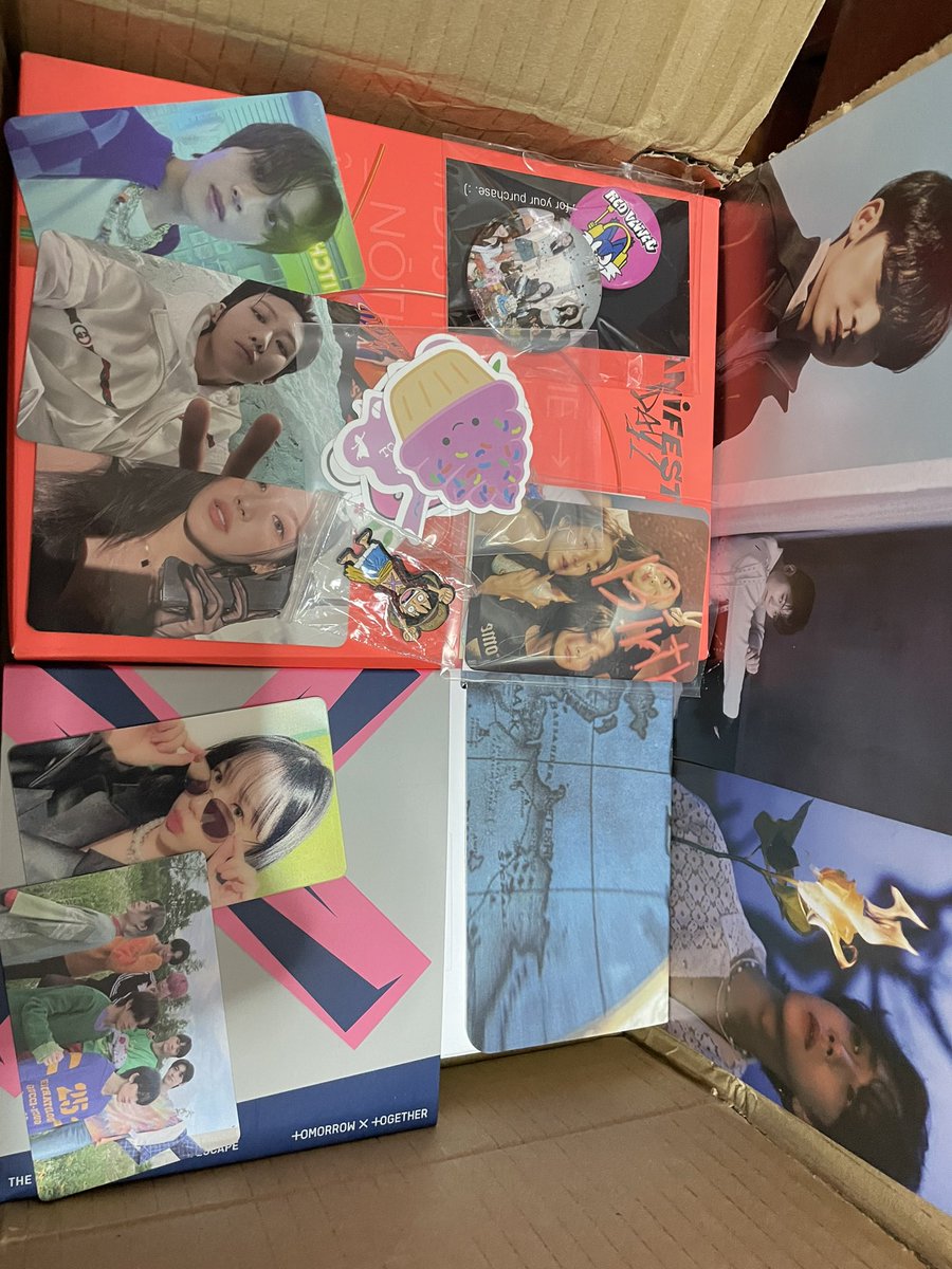 katarinabluu72's tweet photo. Christmas Giveaway

1 winner of kpop merch box (all items in the picture)

must be willing to shoulder shipping fees :) (free pf)

mod: ggx or jnt muna ( hirap ng flash pero if kayo magbook okie lang)

mech: mbf, like and rt this tweet 

ends 12/20/2022 para mabook ko ng 21 https://t.co/7gyTdQCeN8