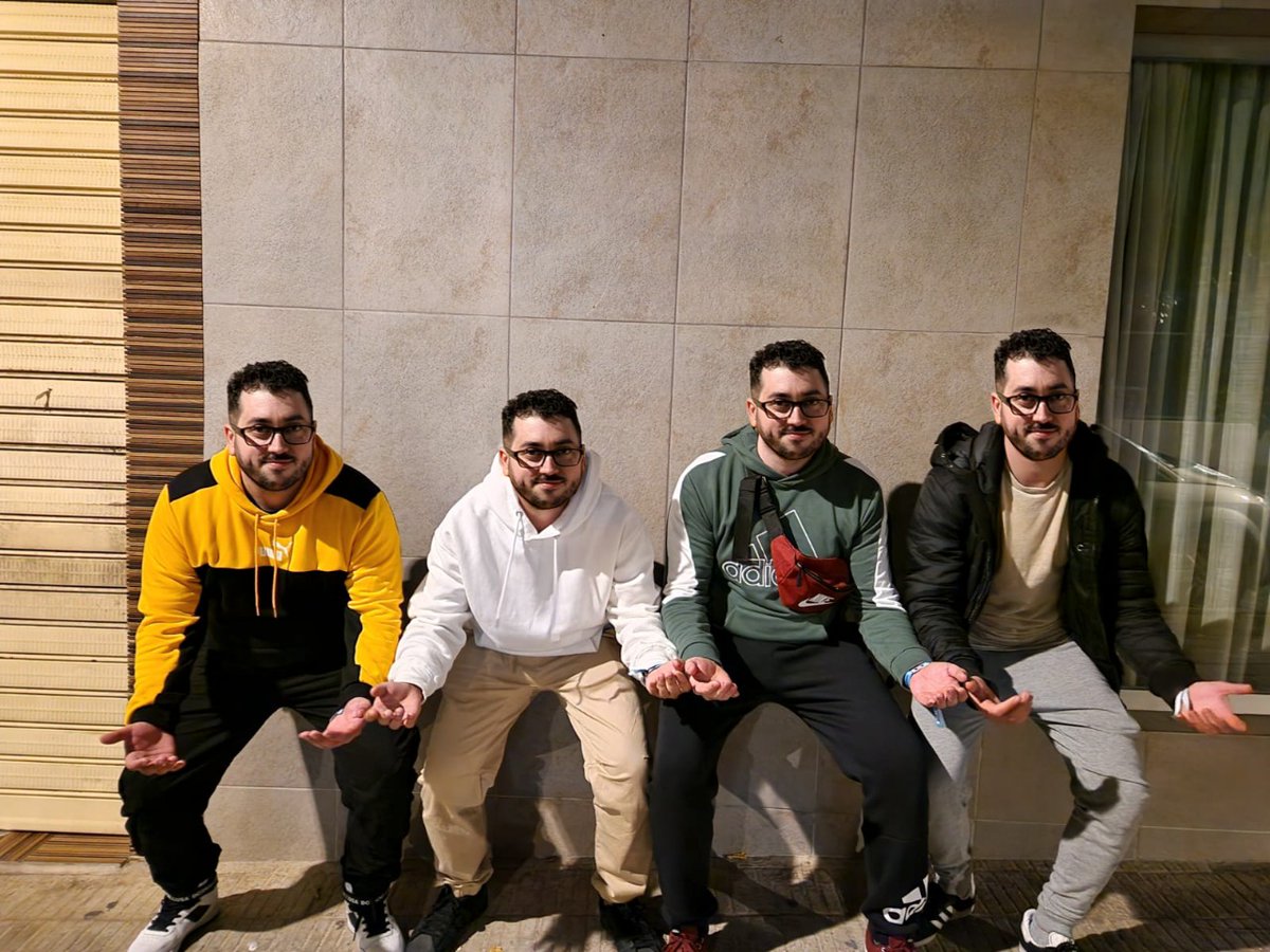 No escribí nada de la @DreamHackSpain y me cunde hacerlo ahora, por la cara.
Fueron 4 días, cortos pero intensos, conocí a gente de la comunidad del cs, a mi team, a randoms que estaban sentados al lado... Pero lo mejor que me llevo es un bonito recuerdo y unos fotones q pa q.