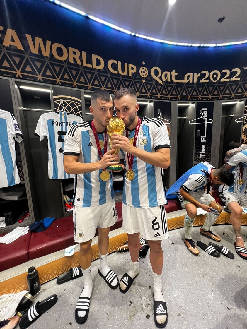 💚🏆🇦🇷

Podría estar todo el día mirando esta foto.

¡Habéis hecho historia, <a href="/Guido_Rodriguez/">Guido Rodriguez</a> y <a href="/Gpezze/">German Pezzella</a>!
