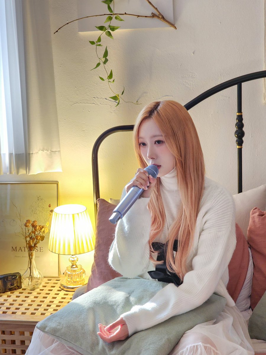 Image for [Handong] The Chinese version of Dreamcatcher's b-side song has another taste, right?☺ Although the lyrics are lacking a lot, I hope Somnias look at it prettily🧡 Dreamcatcher https://t.co/bmZ7a2p681