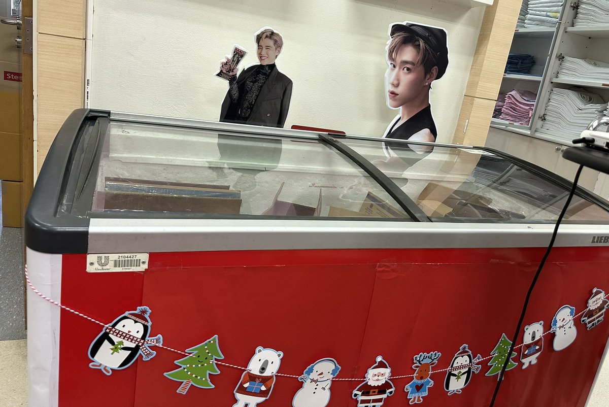 ขอบคุณน้องพีพีกฤษฏ์ ที่มีน้ำใจส่งมอบไอศกรีม ให้ความสุขแก่คนไข้ในแผนกเราในช่วงเทศกาลปีใหม่นะคะ คนไข้แฮปปี้นังบาลก็แฮปปี้ค่ะ มีกำลังใจในการทำงานมากขึ้นเว่อๆ  และภูมิใจแทนแฟนคลับน้องมากด้วย 🥰 น้องน่ารักมาก รูปน้องนี้น้องไม่ได้ทำนะคะ พวกพี่ในแผนกช่วยกันแปะให้จ้า #พีพีกฤษฏ์ #ppkritt