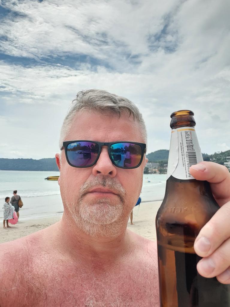 SiitonenPetri's tweet photo. Just sopivasti pilviharsoa. Vielä luvassa turhankin kirkasta taivasta. Kirkasta löytyy lasiin myös, toki tämä #Singha toimii janoon. n 3€ iso pullo rannalla. #eipaha 😎🍺 https://t.co/GcTcyBxTi2