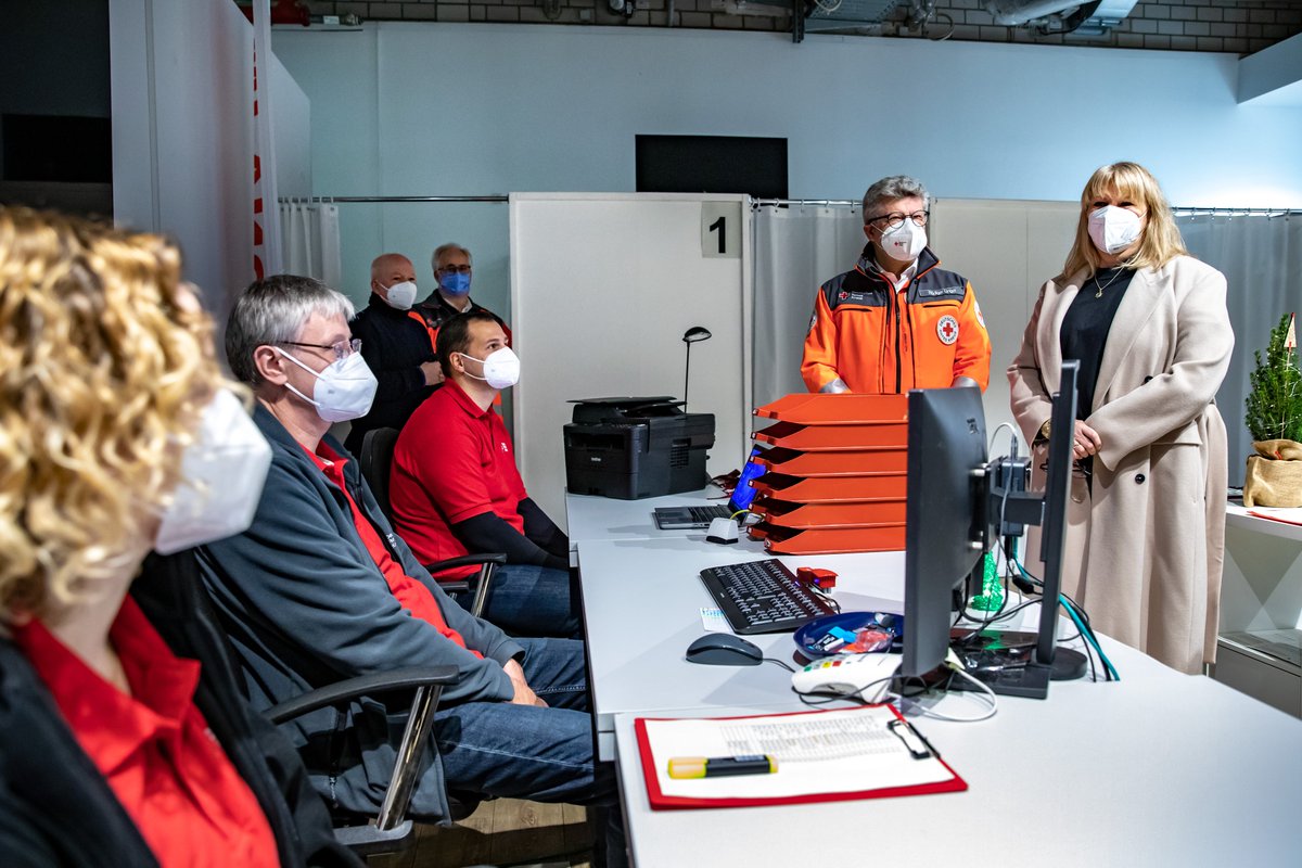 sms_sachsen's tweet photo. Nach fast zwei Jahren enden die staatlichen #Impfangebote in #Sachsen. Gesundheitsministerin Petra Köpping dankt bei einem Besuch der #Impfstelle in der Dresdner Centrum Galerie stellvertretend allen Mitarbeiterinnen und Mitarbeitern für ihren Einsatz. https://t.co/dhiqk1dnKa https://t.co/VuXpiyB3WA