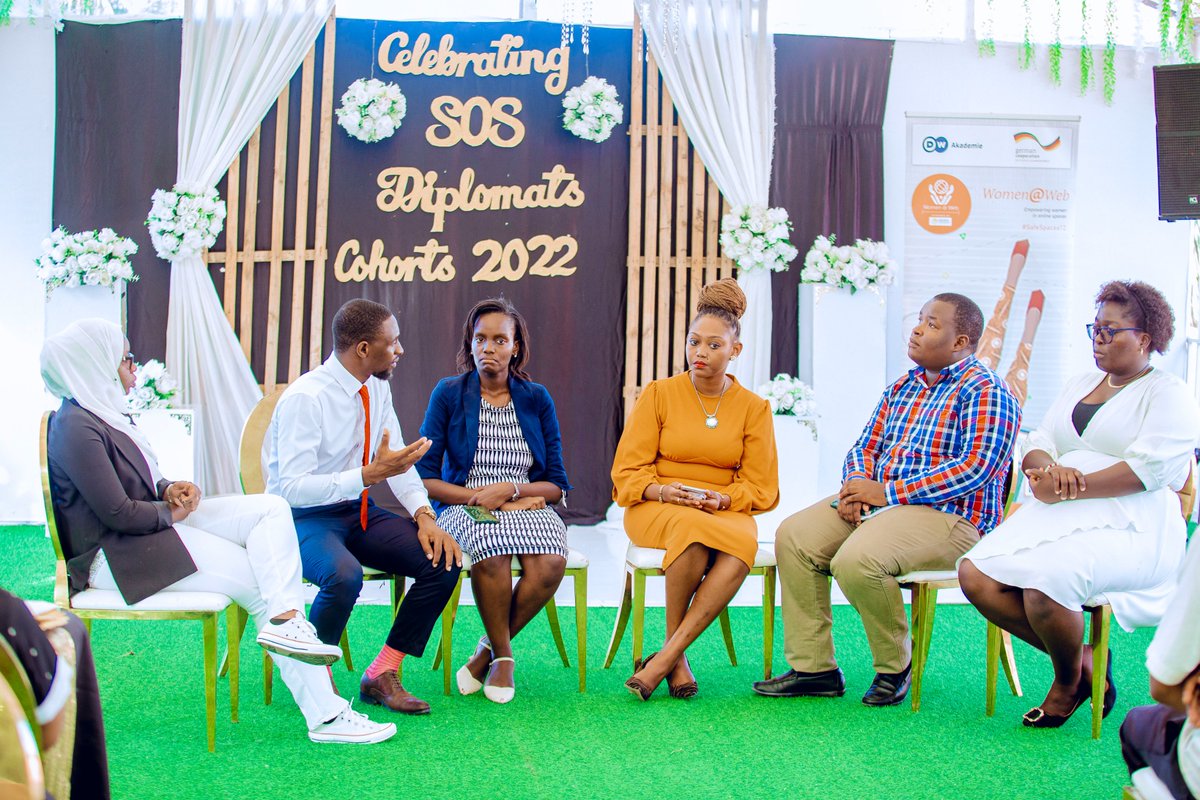 WomenAtWebTZ_MC's tweet photo. A panel discussion was held and #SOSDiplomats shared their experiences, insights, and action-based solutions around the following thematic areas;
1. #Gender Equality
2. #Digital Inclusion
3. Digital Safety
4. #16DaysOfActivism
5. Online Violence against Men
#MitandaoTZ https://t.co/ylF5ucfGqE