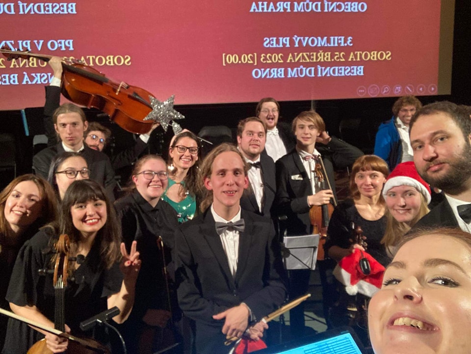 PFilmorchestra's tweet photo. Krásné Vánoce a šťastný nový rok!🎄✨
Děkujeme za včerejší přízeň na koncertu v Kině Lucerna, byli jste fantastičtí!😍✨

#praguefilmorchestra #prazskyfilmovyorchestr #selfie #kinolucerna #filmmusic #christmasconcert https://t.co/QGRaRNYRlP https://t.co/GEuCO69MbB