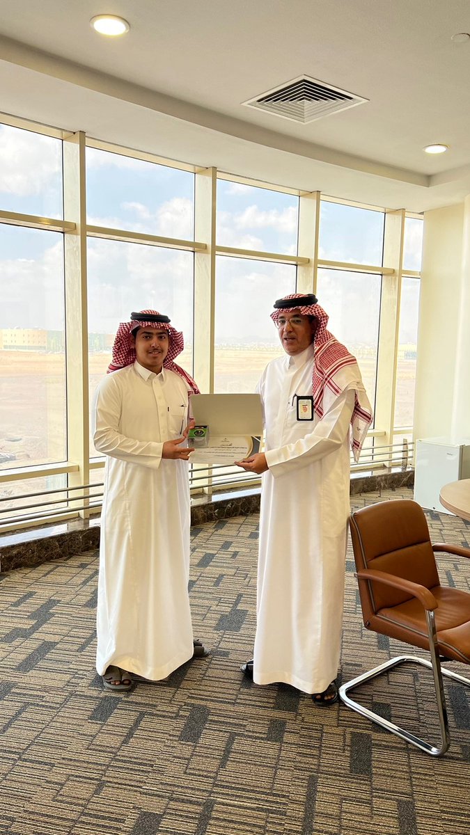 الف مبروك تم تكريم الطالب المتميز ..بندر بن عبدالله مانع ابوساق من جامعة نجران الف مبروك..