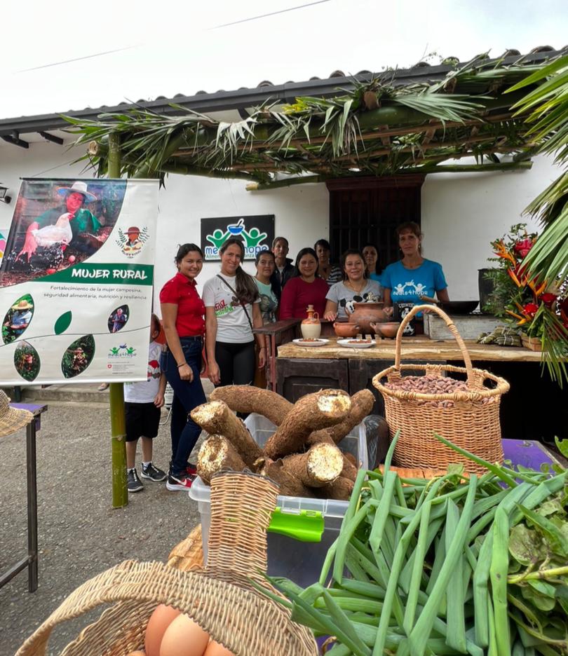 2da Feria Agropecuaria de #MujerRural ,Zea. Las mujeres vendieron todos sus productos a buen precio para la gente. Hortalizas, cerdo, huevos, morcillas, hojas de hallaca, cestas...buenos productos a pesar de las lluvias...y el orgullo de producirlos #resiliencia #mujer #comunidad