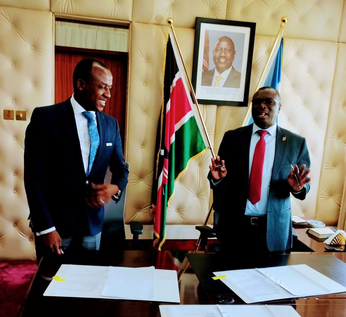 KNBStats's tweet photo. Historic moment as @KNBStats sign #MOU with @OfficialMakueni on production of #countystatistics Makueni @SenMutula &amp; DG Macdonald Obudho seal pact to enhance @Data4SDGs .Makueni govt is a shining example of how data informs policymaking at grassroot level. https://t.co/i8fVlC51xN