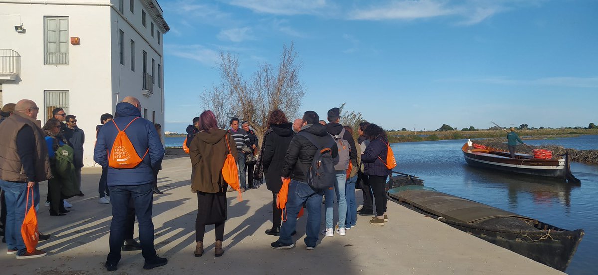 FundacioAssut's tweet photo. Acabats de desembarcar en la #Baldovina en una visita a l'#Albufera amb el professorat de l'IES El Saler. #FesTeuElTeuPaisatge #ProgramaCerca @Consum @tartanarice @VisitAlbufera #territori #paisatge #València https://t.co/sukK1kImWT