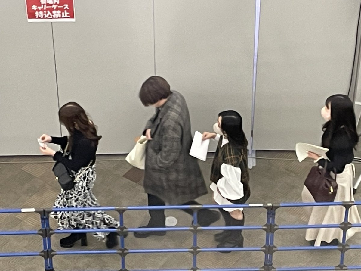 miku_exjsbfant's tweet photo. この人達今日も無限ループしてた…一体何者？
昔のハイタッチでもありえない枚数持ってたし、ライブとかイベントにも必ず2列目以内にいる。スタッフさんと繋がってるらしいけど何者なの？

並び直しても買えない枚数持ってるけどスタッフさん何も言わないの？このスタッフ怪しい

ファンタ リリイベ https://t.co/bWynS10cSs