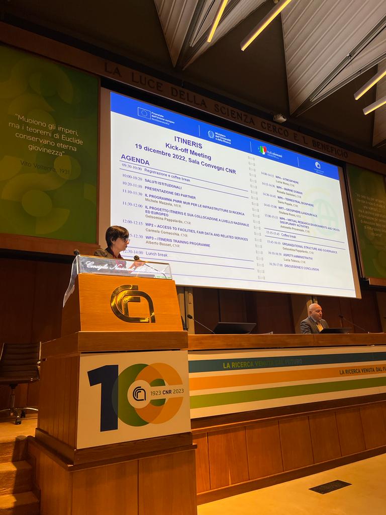 Oggi la Presidente del <a href="/CNRsocial_/">CNR Consiglio Nazionale delle Ricerche</a> <a href="/MC_Carro/">MariaChiara Carrozza</a> e <a href="/Giangi2510/">Gianluigi Consoli</a> del <a href="/mur_gov_/">Ministero dell'Università e della Ricerca</a> aprono il Kick-off Meeting del progetto ITINERIS

Il progetto finanziato dal #PNRR e coordinato dal #CNR è destinato a cambiare il futuro delle Infrastrutture di Ricerca in Italia 🇮🇹
