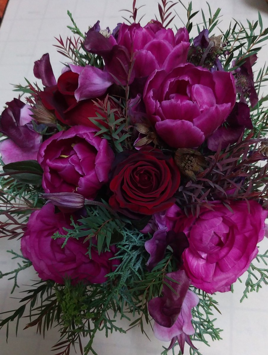 QHB8867agMaJxHr's tweet photo. 今日は会社でお花をいただいた🌹
先日の今年最後のレッスンではリクエストのワイングラス🍷
3時にはLa Riveのケーキセット🍰
CELEBRIDGEで葡蘭酎(ぶらんちゅう)
嬉しい誕生日✨
#LaRive
#CELEBRIDGE勝沼本店 https://t.co/Vhr8EfHx8n