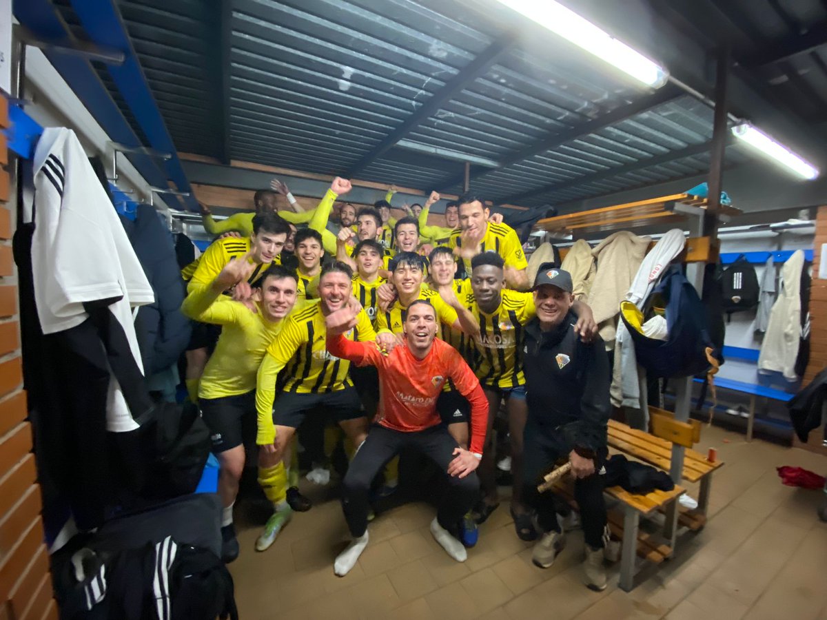 ce_mataro's tweet photo. 𝐕𝐈𝐂𝐓𝐎𝐑𝐈𝐀 al Centenari per acabar l' any! GRANS!!!!
#EndavantMataró🐝🐝 https://t.co/R7oqdIod1O