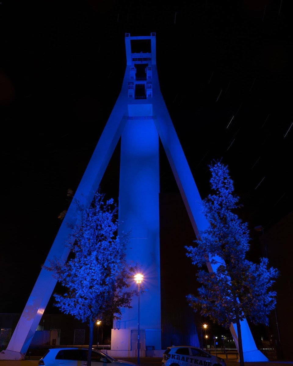 DerAltleher's tweet photo. Schlägel und Eisen 1/3
Die Tage werden kürzer, das Tageslicht ist gefühlt nicht mehr da. Die perfekte Zeit um Bilder im Dunkeln zu machen und sich nicht wie im Sommer durch die Nacht zu "quälen". Wir haben die Zeche Schlägel und Eisen angeleuchtet.
#schlägelundeisen #herten https://t.co/uZ0DnK1wLQ