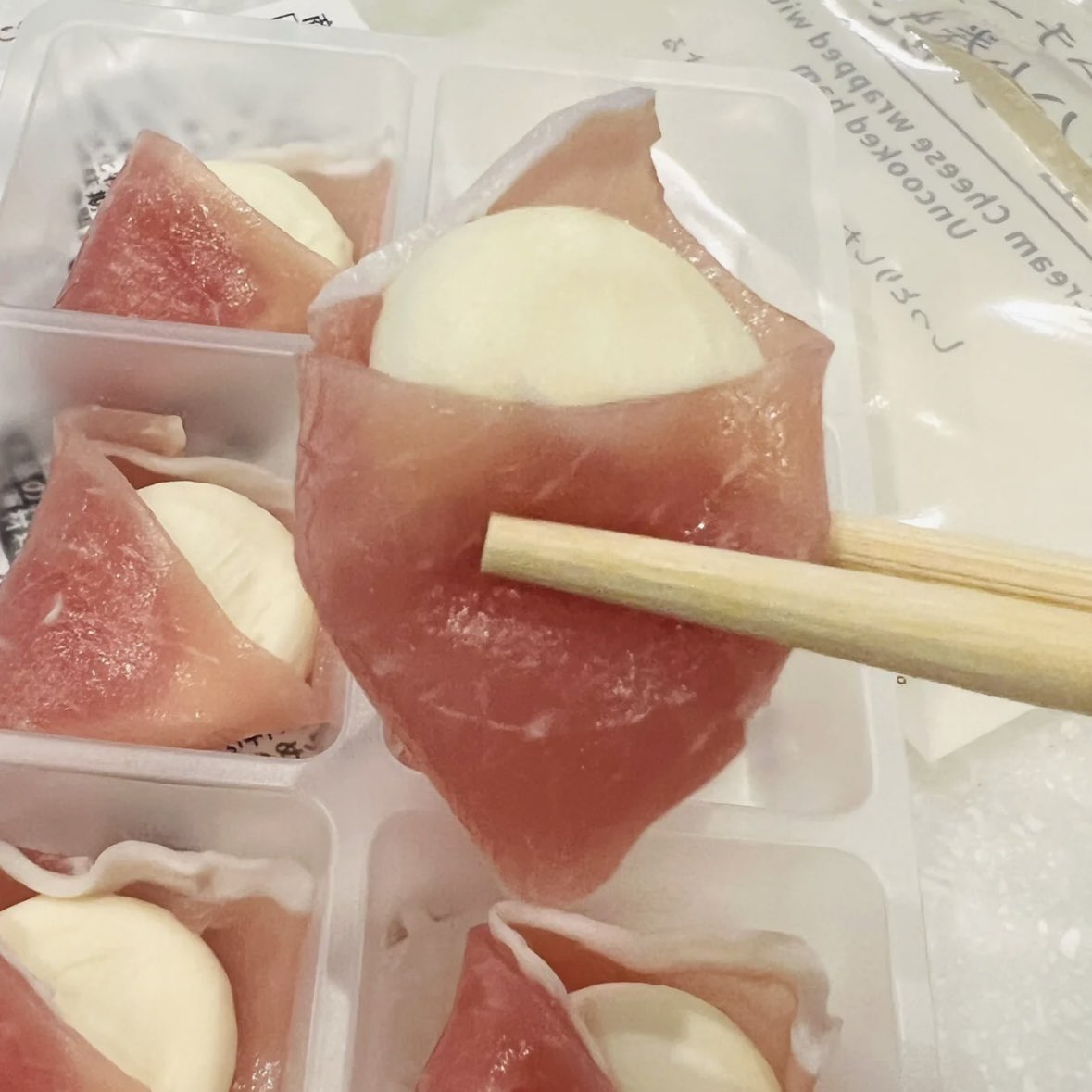 ใครจะไปญี่ปุ่นอย่าลืมแวะ 7-11 แล้วซื้อ สิ่งนี้นะ มันคือ แฮมสดกับครีมชีส เคยกินแต่แฮมสด เขาว่าเด็ดดวงแบบห้ามพลาดด้วยประการ ใดๆ ของใหม่ของสับ