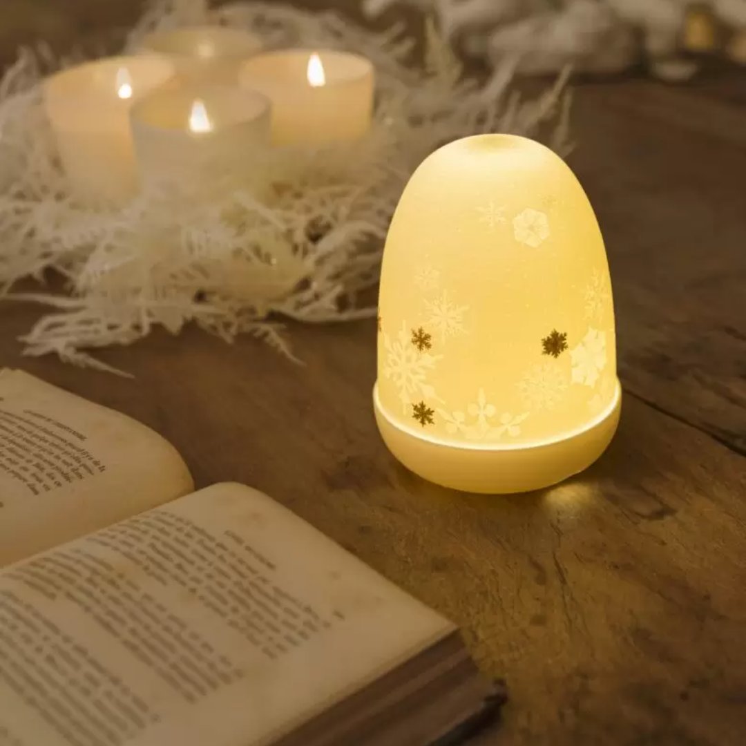 lightingspain's tweet photo. Copos de nieve, perteneciente a la firma @lladro, una luminaria de sobremesa de carácter decorativo que se caracteriza por ser un dispositivo portátil que poder transportar de un sitio a otro de la casa con total comodidad https://t.co/1YhENXtn7S