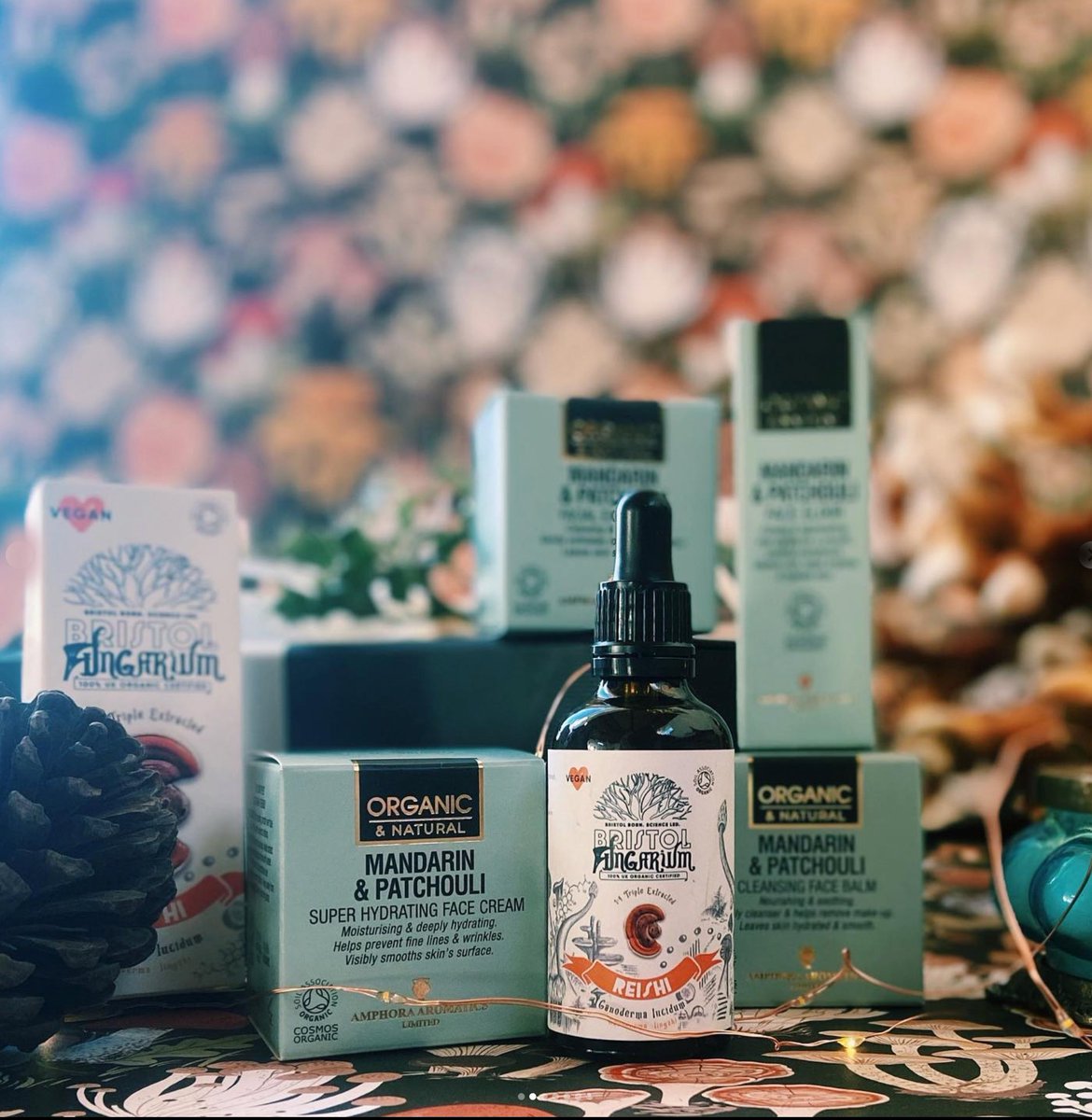 Collaboration with the Bristol Fungarium, giving away a skincare giftbox. All you have to do to win is: 💫 be following both @amphoraaromatics & @bristolfungarium 💫 like this post 💫 tag your honeys 💫 share to stories The winner shall be announced tomorrow : ) Good luck.