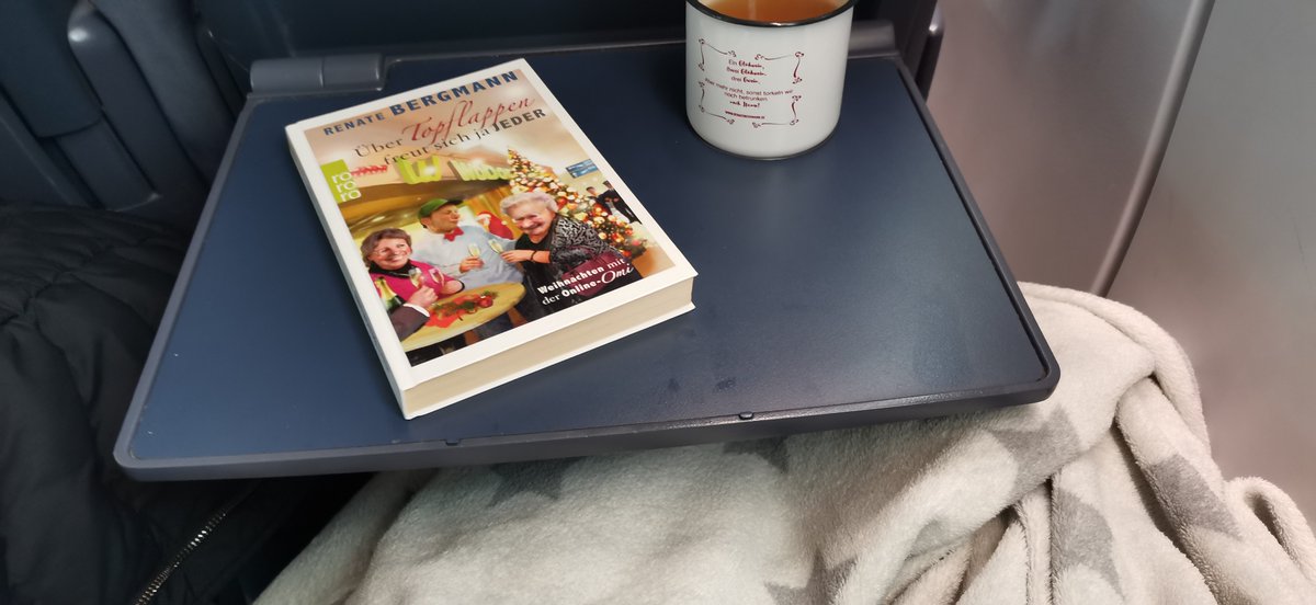 Akueikyou's tweet photo. Lange Zugfahrt nach Hause, nur echt mit Kuscheldecke, Tee und dem Klassiker von @RenateBergmann. https://t.co/Fyn45v61D2