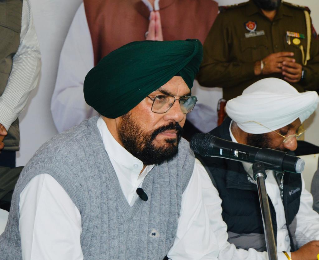 KuldeepSinghAAP's tweet image. ਅੱਜ ਮੈਂ ਮੋਹਾਲੀ ਵਿੱਚ ਐਨ.ਆਰ.ਆਈ ਭਰਾਵਾਂ ਦੀਆ ਸਮੱਸਿਆਵਾ ਸੁਣ ਕੇ ਤੁਰੰਤ ਕਾਰਵਾਈ ਕੀਤੀ। ਕੋਸ਼ਿਸ਼ ਕੀਤੀ ਕਿ ਮੇਰੇ ਸਾਹਮਣੇ ਹਰ ਕਿਸੇ ਦੀ ਮਦਦ ਹੋ ਸਕੇ l 
आज मैने मोहाली में एनआरआई भाईयों की समस्या सुनकर तुरंत करवाई करी। कोशिश की सभी की मदद मेरे सामने हो सके @BhagwantMann #NRI #Punjabi @AamAadmiParty