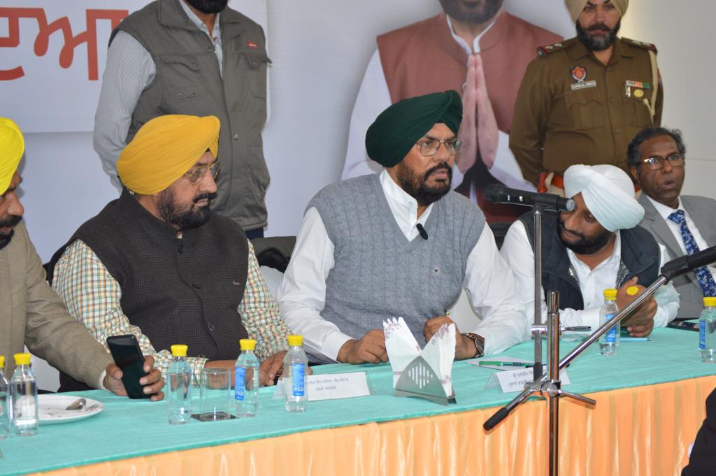 KuldeepSinghAAP's tweet image. ਅੱਜ ਮੈਂ ਮੋਹਾਲੀ ਵਿੱਚ ਐਨ.ਆਰ.ਆਈ ਭਰਾਵਾਂ ਦੀਆ ਸਮੱਸਿਆਵਾ ਸੁਣ ਕੇ ਤੁਰੰਤ ਕਾਰਵਾਈ ਕੀਤੀ। ਕੋਸ਼ਿਸ਼ ਕੀਤੀ ਕਿ ਮੇਰੇ ਸਾਹਮਣੇ ਹਰ ਕਿਸੇ ਦੀ ਮਦਦ ਹੋ ਸਕੇ l 
आज मैने मोहाली में एनआरआई भाईयों की समस्या सुनकर तुरंत करवाई करी। कोशिश की सभी की मदद मेरे सामने हो सके @BhagwantMann #NRI #Punjabi @AamAadmiParty