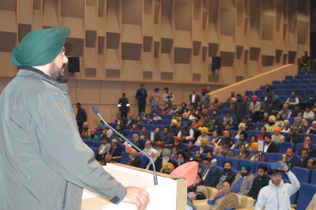 KuldeepSinghAAP's tweet image. ਅੱਜ ਮੈਂ ਮੋਹਾਲੀ ਵਿੱਚ ਐਨ.ਆਰ.ਆਈ ਭਰਾਵਾਂ ਦੀਆ ਸਮੱਸਿਆਵਾ ਸੁਣ ਕੇ ਤੁਰੰਤ ਕਾਰਵਾਈ ਕੀਤੀ। ਕੋਸ਼ਿਸ਼ ਕੀਤੀ ਕਿ ਮੇਰੇ ਸਾਹਮਣੇ ਹਰ ਕਿਸੇ ਦੀ ਮਦਦ ਹੋ ਸਕੇ l 
आज मैने मोहाली में एनआरआई भाईयों की समस्या सुनकर तुरंत करवाई करी। कोशिश की सभी की मदद मेरे सामने हो सके @BhagwantMann #NRI #Punjabi @AamAadmiParty