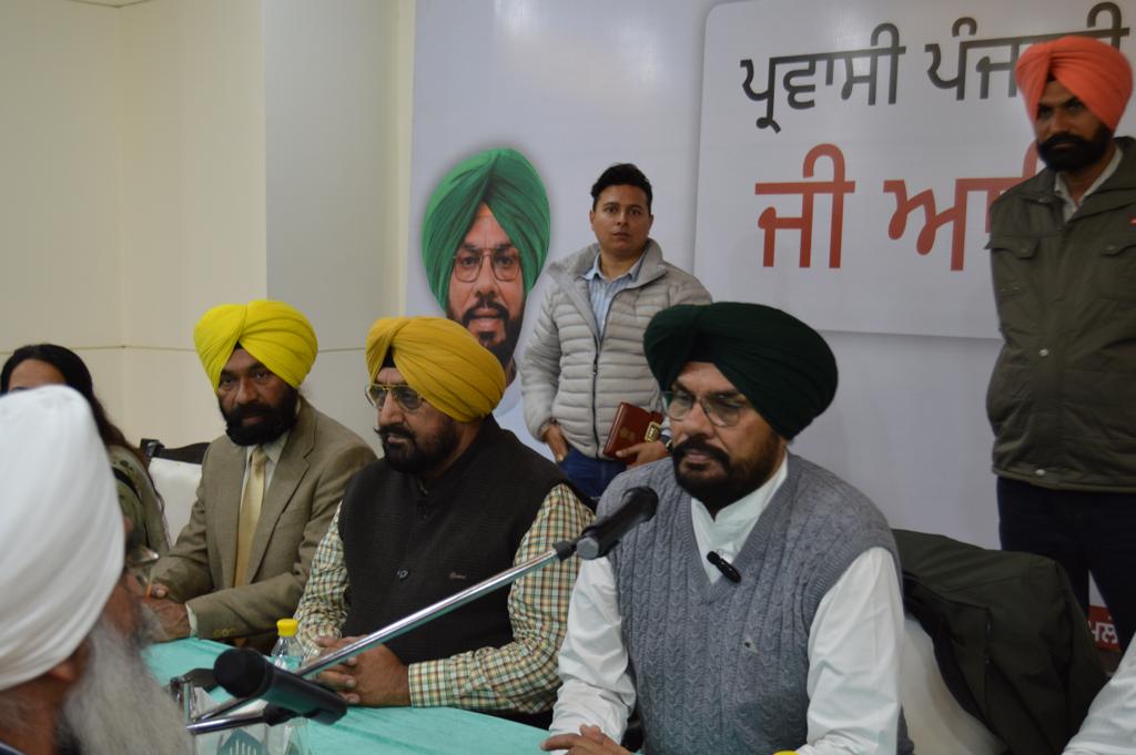 KuldeepSinghAAP's tweet image. ਅੱਜ ਮੈਂ ਮੋਹਾਲੀ ਵਿੱਚ ਐਨ.ਆਰ.ਆਈ ਭਰਾਵਾਂ ਦੀਆ ਸਮੱਸਿਆਵਾ ਸੁਣ ਕੇ ਤੁਰੰਤ ਕਾਰਵਾਈ ਕੀਤੀ। ਕੋਸ਼ਿਸ਼ ਕੀਤੀ ਕਿ ਮੇਰੇ ਸਾਹਮਣੇ ਹਰ ਕਿਸੇ ਦੀ ਮਦਦ ਹੋ ਸਕੇ l 
आज मैने मोहाली में एनआरआई भाईयों की समस्या सुनकर तुरंत करवाई करी। कोशिश की सभी की मदद मेरे सामने हो सके @BhagwantMann #NRI #Punjabi @AamAadmiParty