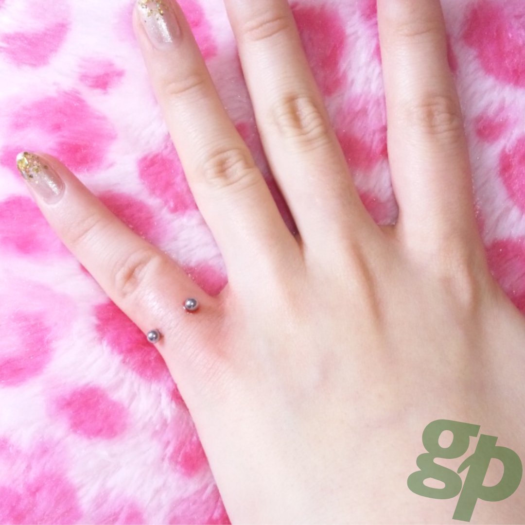 greenpiercing's tweet photo. https://t.co/DOulgImfB9
【フォトGP No.03560】かりん@下からメイドさんの指のボディピアス
#グリーンピアッシング #フォトGP #ボディピアス #ボディピアス好き #サーフェイス #フィンガー #指 #小指 #フィンガーピアス #小指ピアス #ピンキーピアス #greenpiercing #FingerPiercing #PinkyPiercing https://t.co/dut85eWt9q