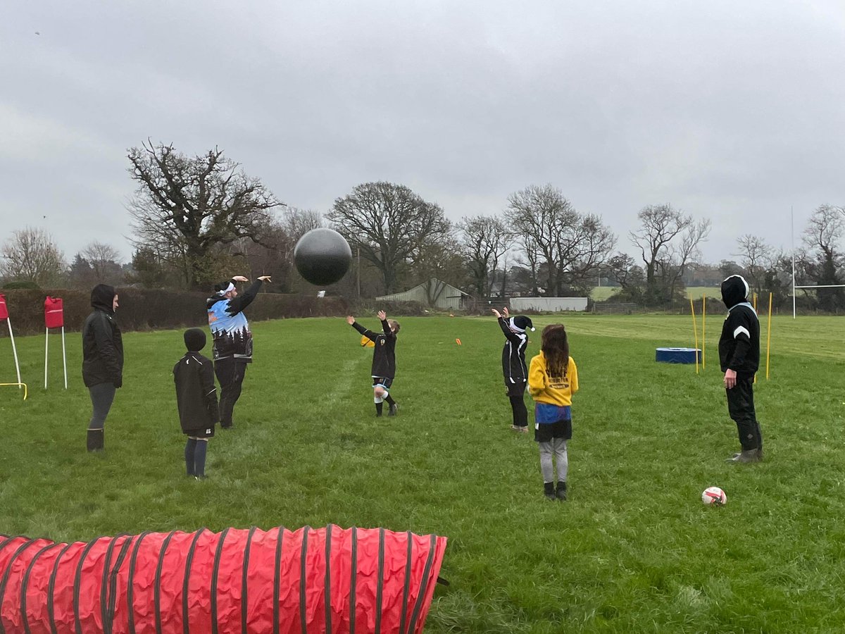 ExeterAthletic1's tweet photo. The Under 8s had a fun Christmas training session. We were low on numbers but the boys had great fun including a tug of war involving coaches and parents! Happy Christmas
#exeterathleticrfc #youthrugby #rugbyfamily #devonrfu #grassrootsrugby #rugbycoaches @SmartBuildDevon https://t.co/WbV4rnJNjT