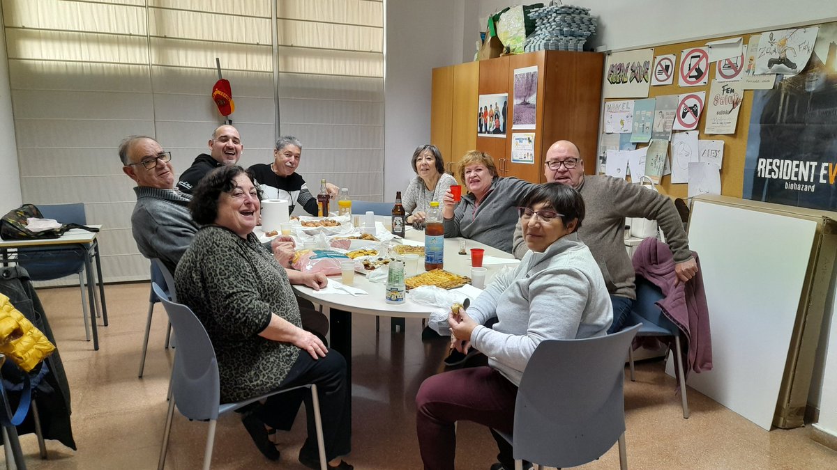omniaespronceda's tweet photo. Acabem cursos i tallers al nostre Òmnia.

Ha anat tot genial i només podem donar les gràcies a la gent que ha vingut aquest trimestre. Amb gent així dona gust, sempre.

Gràcies a totes, bones festes i ens trobem a la tornada! 🙂👏🏼👏🏼❤️🎄🎁🎨
#viuelsbarris #xarxaòmnia #elsudmola https://t.co/GUfDfLLrY7