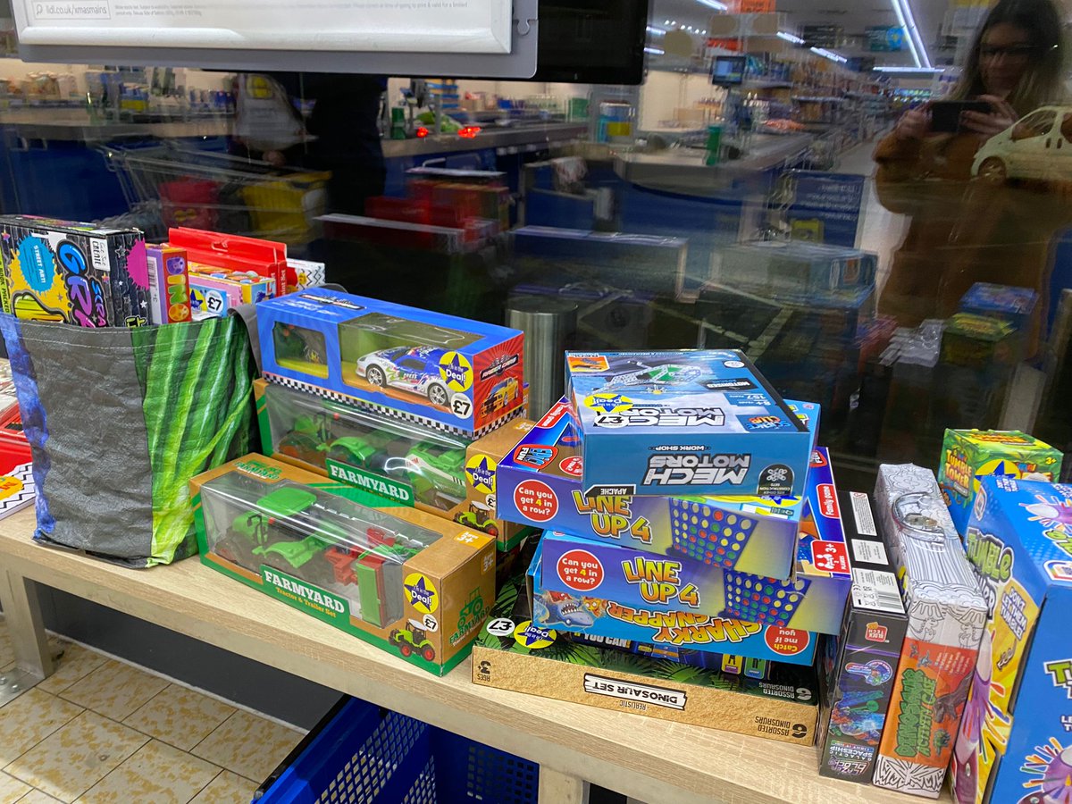 yggllangynwyd's tweet image. Ymdrech wych gan ddysgwyr Cyfnod Allweddol 3 i fod yn ddinasyddion ystyrlon wrth godi £211 trwy gyfrannu 20c i ail lenwi tiwbs o Smarties yn ystod cyfnodau tiwtor! Diolch i Miss John am drefnu fod teganau yn cael ei gyfrannu i fanc teganau @LidlGB Tondu. 

#TîmLlan