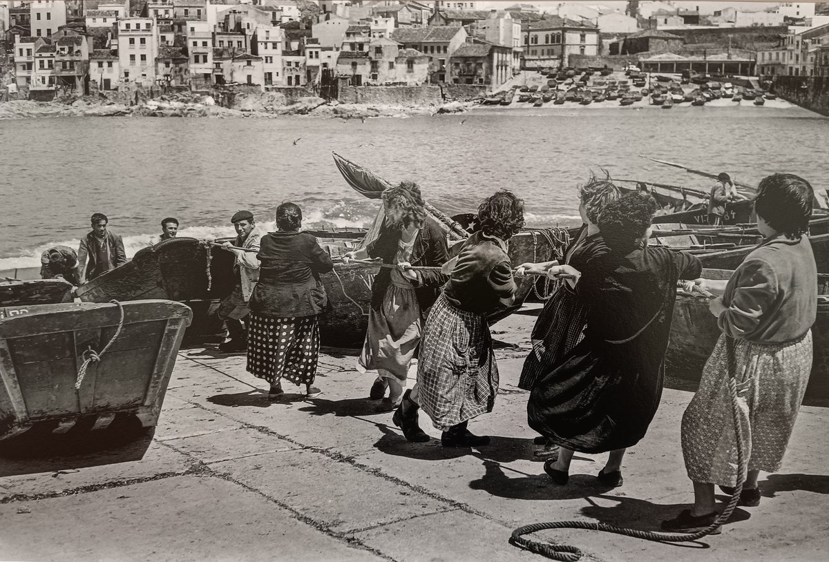 ivanlomba's tweet photo. A Guarda en 1962 (puxando da gamela e do carro) e 1958 (escaleiras do muelle alto) por Raniero Fernández. No @CGACSantiago ata o 12 de febreiro. @piueiro @proxectosocheo @AGuarda_es #AGuarda #RanieroFernández https://t.co/eInC7GHeRJ