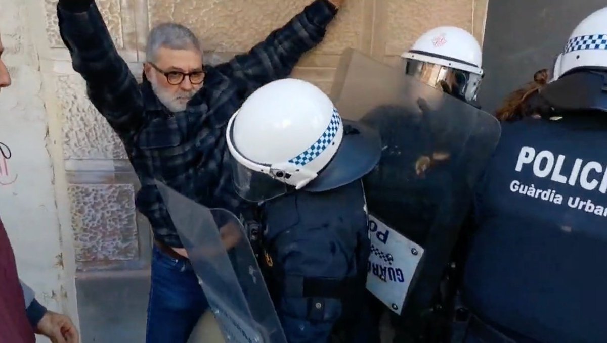 HugCardedeu's tweet photo. La militància de la CUP hi era i hi és posant el cos per garantir drets. El problema seria que ho deixéssim de fer. 
@carlesral uno di noi ❤️✊🏾 https://t.co/wpvnROVm5Q