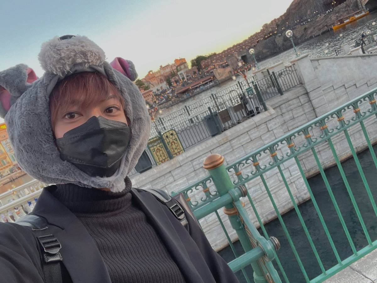 zaki_928's tweet photo. 仲いい友達とディズニーシー行ってきた！
久々すぎてめちゃ楽しかった✨
この被り物ネズミだと思ってらすくに追いかけられようかなと思って買ったら犬らしいな🐶 https://t.co/tuCGRoLQzI