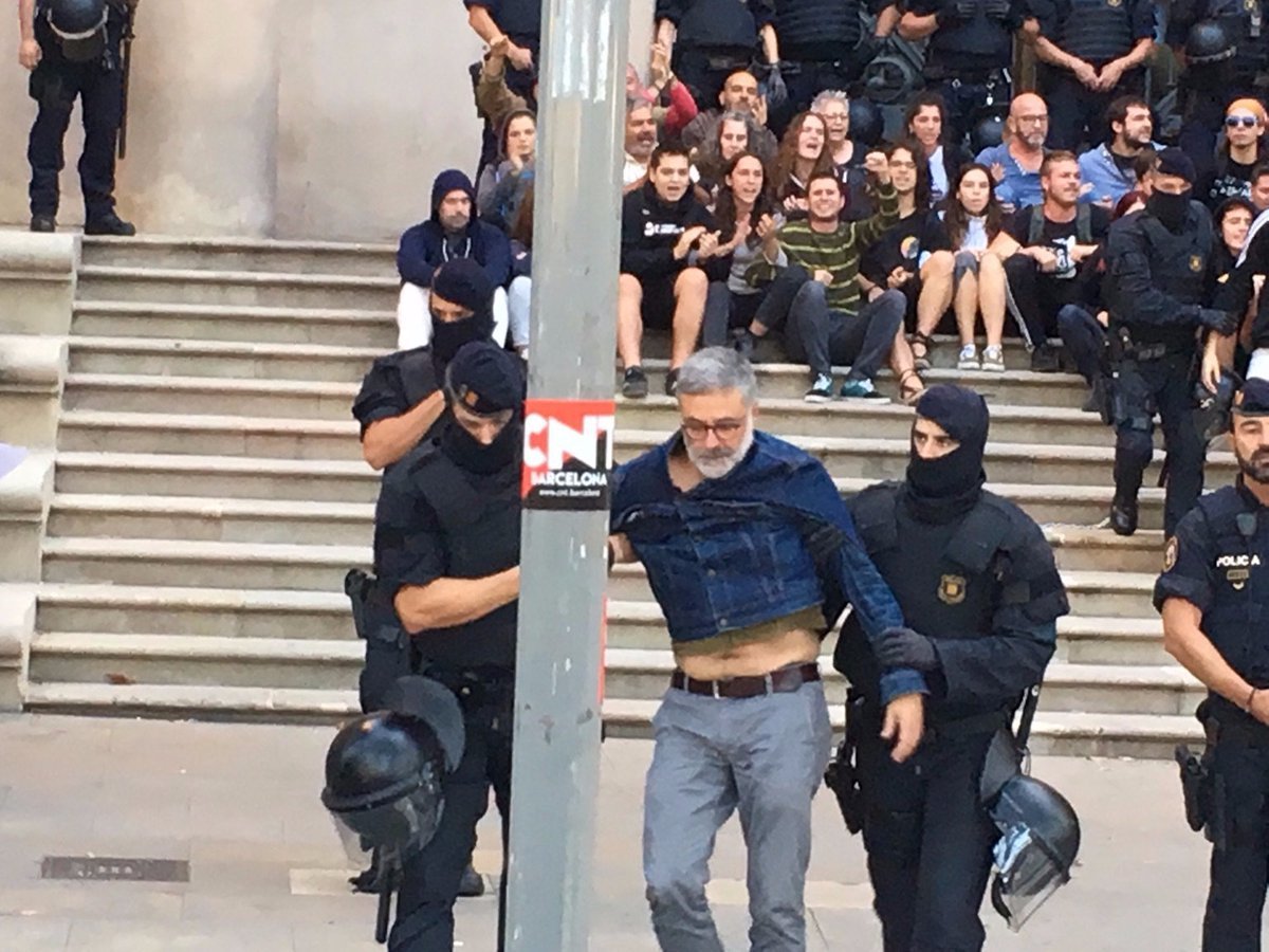 HugCardedeu's tweet photo. La militància de la CUP hi era i hi és posant el cos per garantir drets. El problema seria que ho deixéssim de fer. 
@carlesral uno di noi ❤️✊🏾 https://t.co/wpvnROVm5Q