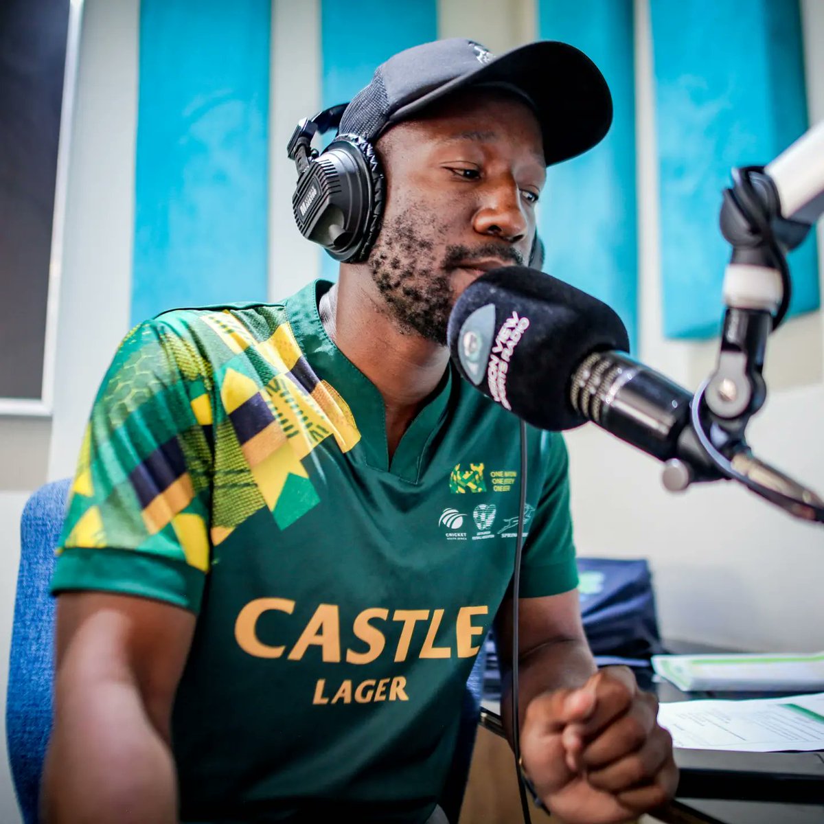 VisionView_SR's tweet photo. Our very own sports analyst and journalists @bramahlatse and @nonz10 talk about the first test between Australia and @proteasmencsa at the Gabba.
Later in the show @clintondupreez75 joins us for an interview.
#cricketT20 #T20 #womenscricket #Extracover https://t.co/Btf6wrTkte
