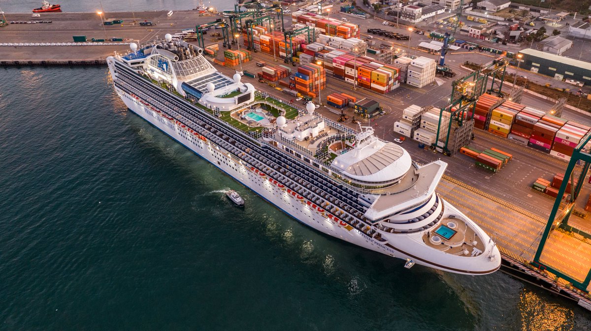 mariopereda's tweet photo. La madrugada de este Lunes arribó al Puerto de San Antonio, el Crucero 🛳️ Sapphire Princess con mas de 2 mil Pasajeros  
@elpuertodechile @DP_World  @PortalCruceros @PortalPortuario @meganoticiascl @biobio @Inchcape_SS @EmpresaOceanoTV
 @dpworldsanantonio @RedNoticiasVR https://t.co/045wI9knmP