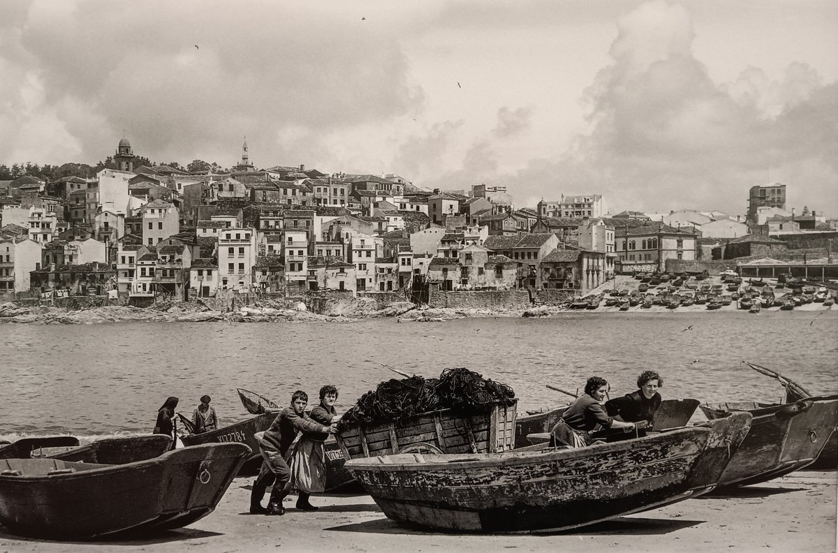 ivanlomba's tweet photo. A Guarda en 1962 (puxando da gamela e do carro) e 1958 (escaleiras do muelle alto) por Raniero Fernández. No @CGACSantiago ata o 12 de febreiro. @piueiro @proxectosocheo @AGuarda_es #AGuarda #RanieroFernández https://t.co/eInC7GHeRJ