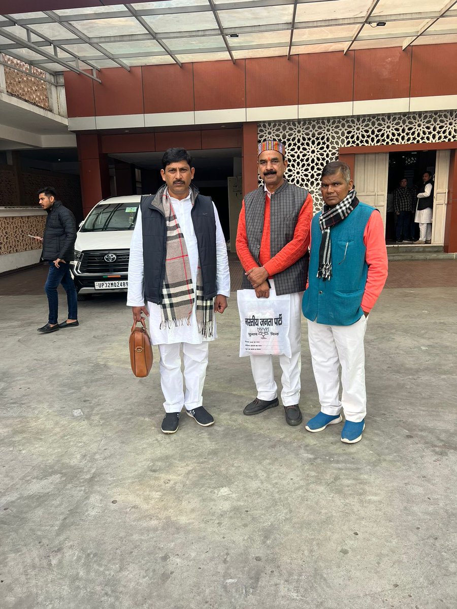 KhelsinghR's tweet photo. आज भाजपा प्रदेश कार्यालय मैं पश्चिम क्षेत्र के महामंत्री आदरणीय श्री हरीश ठाकुर जी से भेंट हुई और उन्हें रामपुर विधानसभा चुनाव जीतने के उपलक्ष में बधाई दी @swatantrabjp @sushantsinghbjp @ https://t.co/yH5qeME8rW