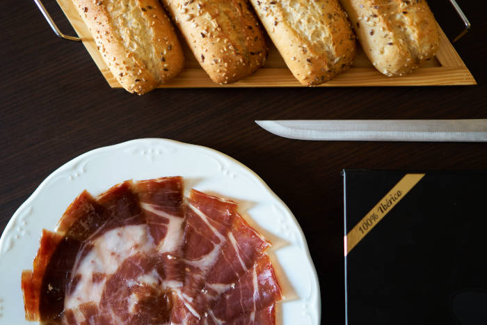 BistroPlace's tweet photo. Consejos para conservar el jamón de forma óptima estas Navidades
Julián Martín, la empresa familiar especializada en fabricación y distribución de jamones y embutidos ibéricos de Guijuelo, ha preparado una guía con los mejores consejos para conservar

https://t.co/ftNoezZ2ke https://t.co/Sa7OEdqL9Y