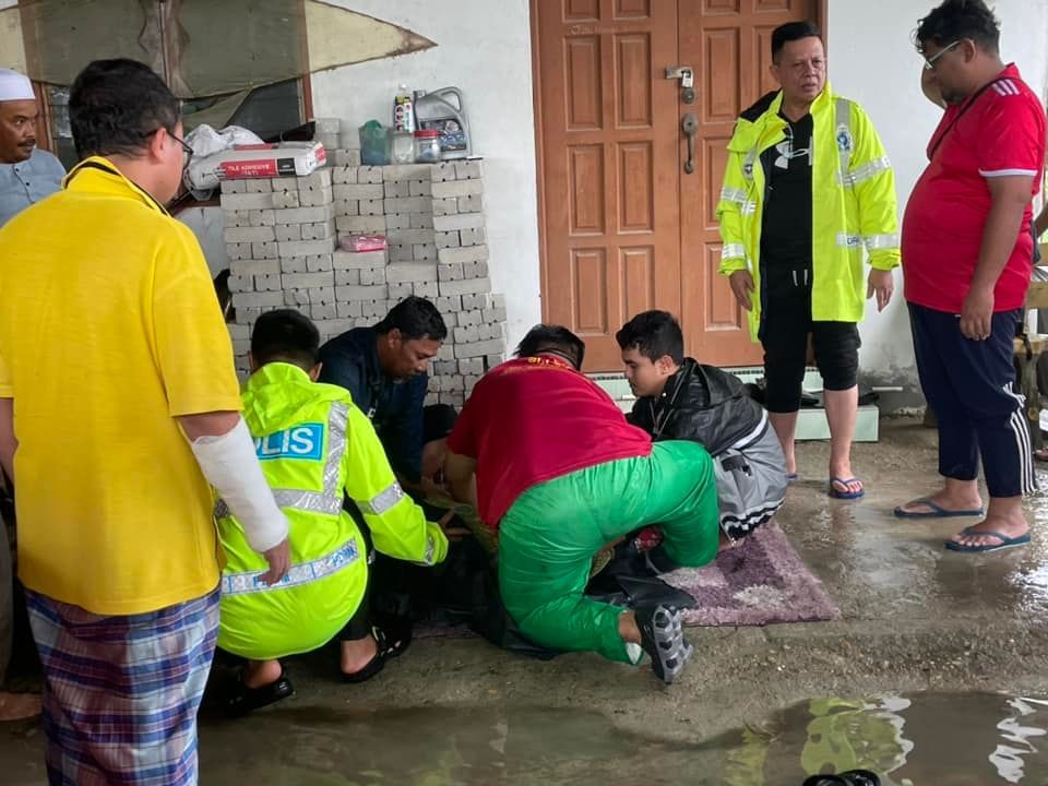 Inalillahi wainailaihi rajiun...

Sedih dengar berita korban 3 beradik akibat terkena renjatan elektrik di Kampung Morak, Tumpat, Kelantan.

Salam takziah diucapkan kepada ahli keluarga. Semoga roh mereka dicucuri rahmat.

Al Fatihah. 

#Pray4PantaiTimur #DoaUntukPantaiTimur