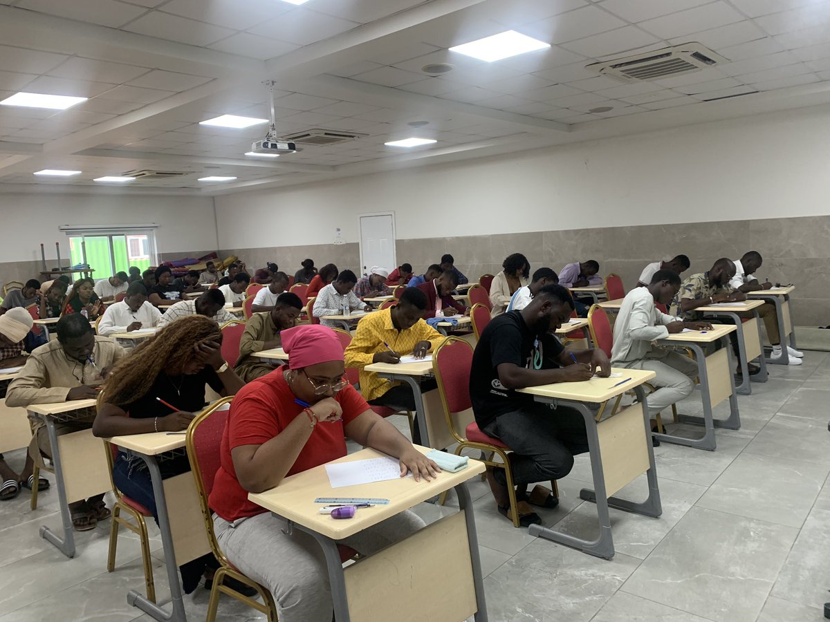 Durrainstitut's tweet photo. Deuxième Jour des évaluations du mois de Décembre 2022.

Les apprenants du niveau élémentaire ont fait la prononciation et la grammaire tandis que ceux du niveau intermédiaire sont en pleine session d'interview. https://t.co/HJCfsHnmsz