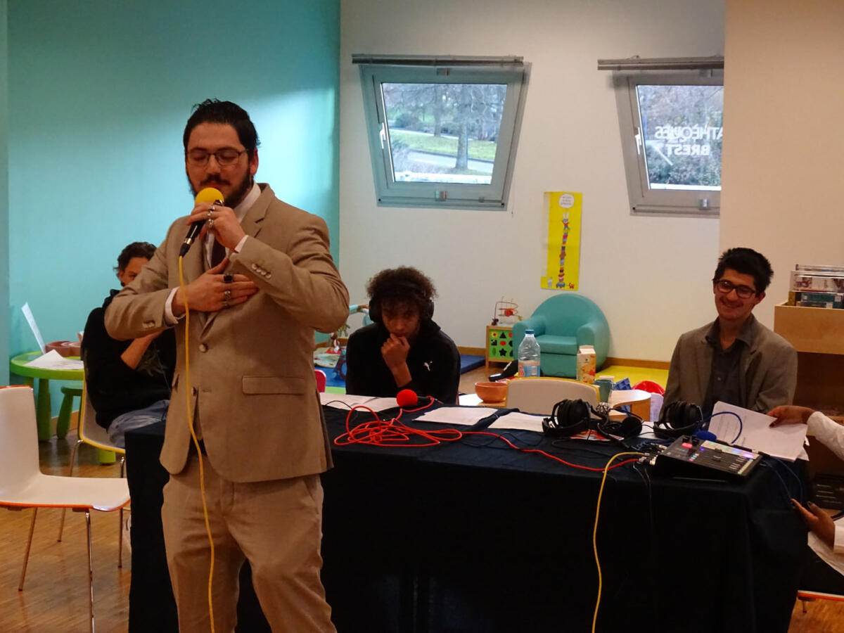 Samedi 10 décembre dernier, en direct, et pour certains en costume, de la Médiathèque de Bellevue (@bibliobrest), 5 ans après leur première émission, les jeunes de <a href="/LiveQuartier/">radio bellevue</a> ont animé une émission à l'occasion des 20 ans de la Médiathèque !

oufipo.org/radio-bellevue…