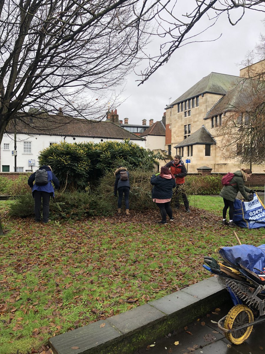 YorkCares's tweet photo. Tidying up #NorthStreetGardens ready for some bulb planting @avivaplc @ecoyorkcyc #TeamChallenge https://t.co/pbxeZtDTGo