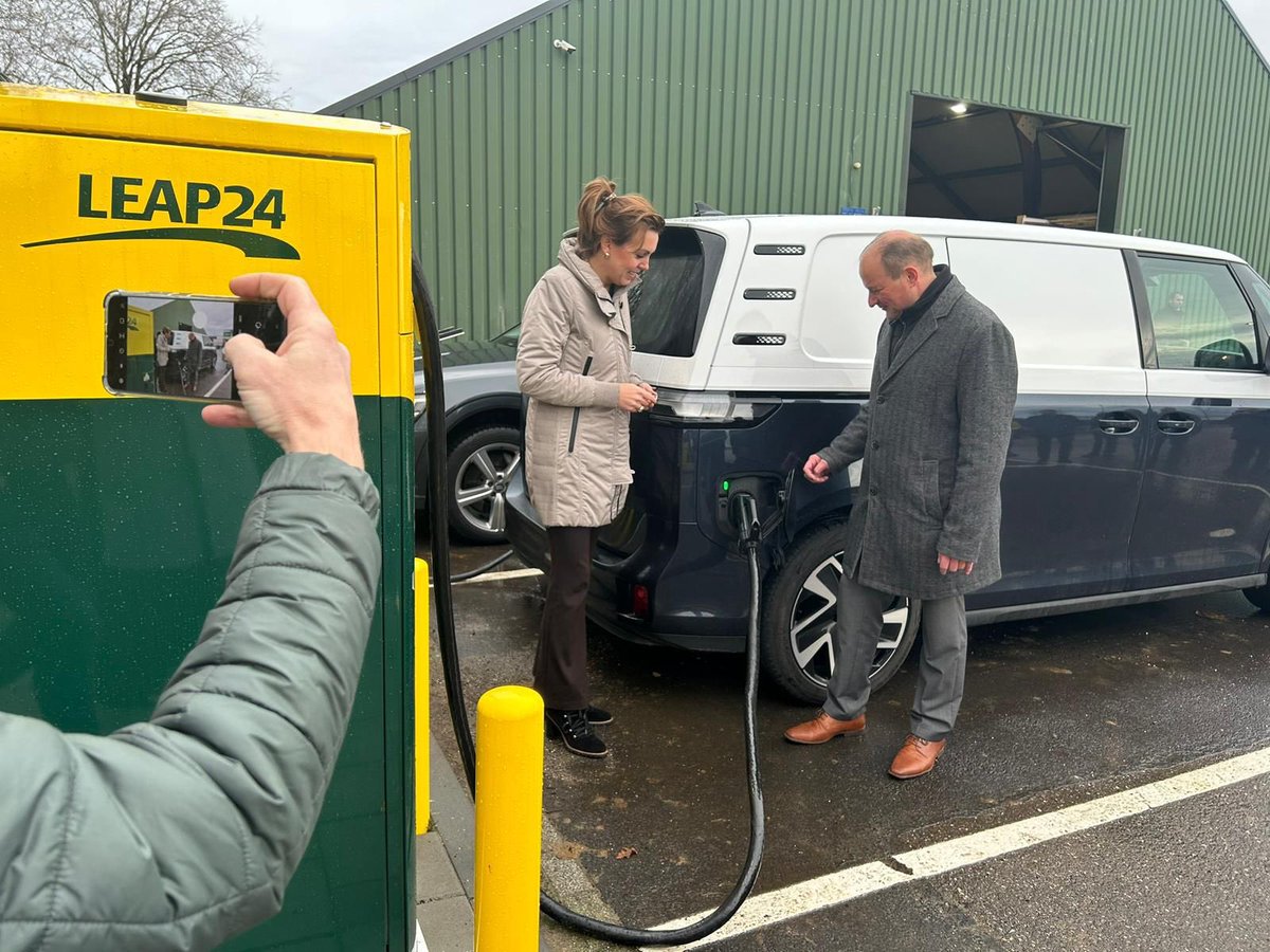 MinIenW's tweet photo. Staatssecretaris @vivianneheijnen opende vanmorgen het eerste #snellaadstation voor bestel- en vrachtwagens in #Limburg. Dit nieuwe station van @Leap24eu sluit aan bij de ambitie dat laadinfrastructuur zich niet moet beperken tot de Randstad,
1/2 https://t.co/dVBk6hxI7H