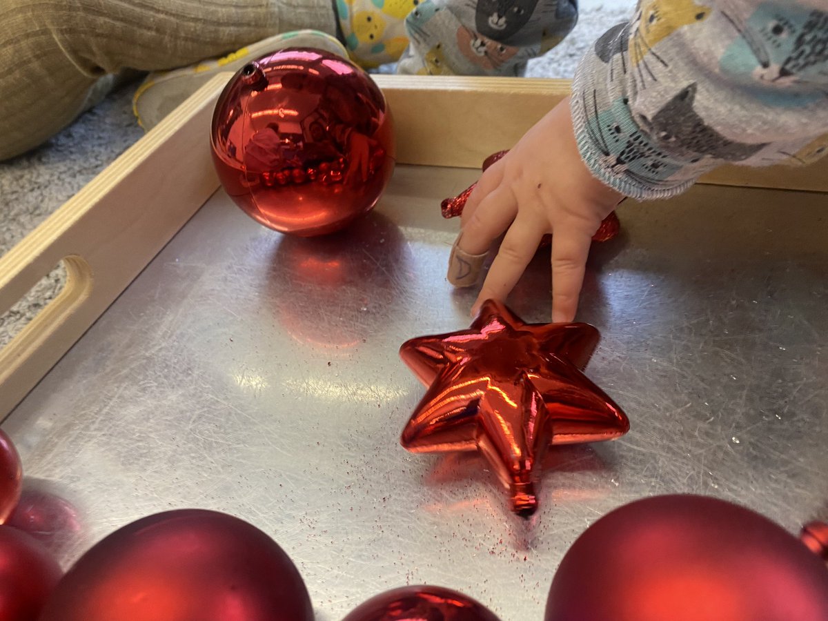 LaPitotaEB's tweet photo. El moviment, el color, el reflex, la textura, les formes... un munt d'aprenentatges amb elements tan simples com les boles de Nadal.
#Traginers #Tragineres https://t.co/RsvrxcvuyL