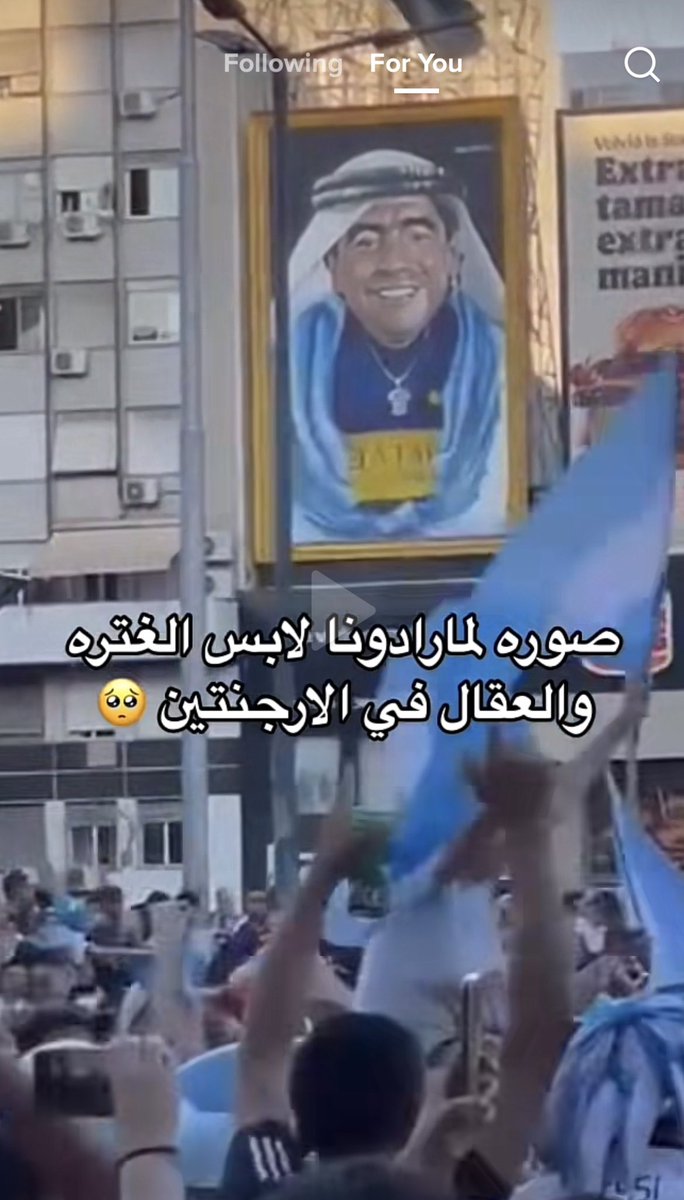 الإعلام الغربي طوال الليلة الماضية:
هذه لحظة للأرجنتين وليست لقطر حتى يغطي أمير قطر قميص الأرجنتين بالبشت العربي!
الأرجنتيون في بوينس آيريس 👇👇😂😂