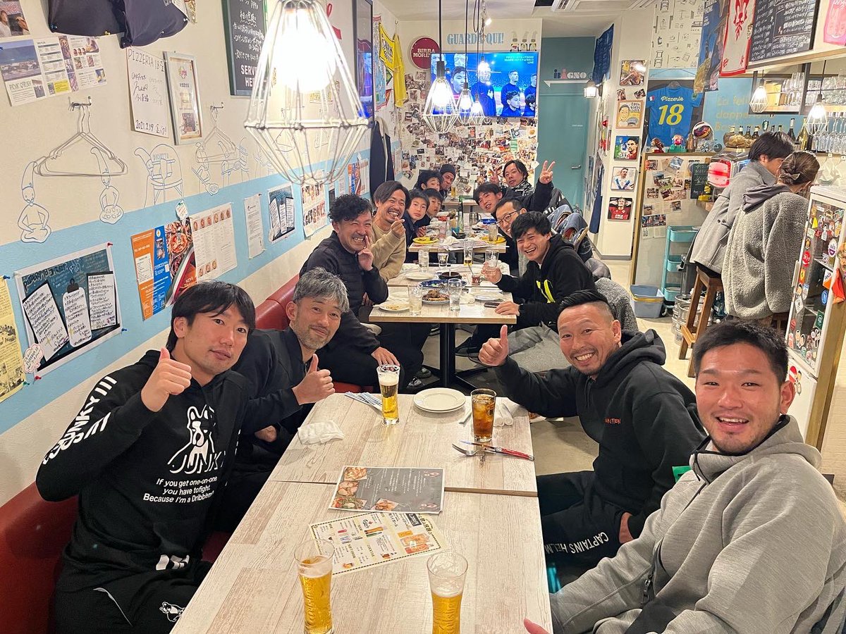 PIZZERIA182017's tweet photo. ご来店ありがとうございました！

お料理の方も美味しいとおっしゃってくれて感無量です！

香川のサッカーの為にありがとうございます！
そしてFOOTBALL CAMPの皆様お疲れ様でした！

※写真の際マスク外しております。

#田中英雄
#渡辺千真
#吉満大介
#FOOTBALLCAMP
#感激
#最高の夜 https://t.co/2dOuP0GoDW