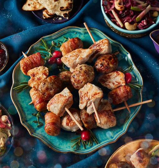 AlexandraRetail's tweet photo. 💥 Introducing the Christmas Dinner Kebab from @FoodWarehouse!💥

Featuring:

😋 Turkey Breast
😋 Stuffing Balls
😋 Pigs In Blankets

They're Christmas on a stick! 🎄😉

#ChristmasFood #PartyFoodIdeas https://t.co/jWFxd4gR6F