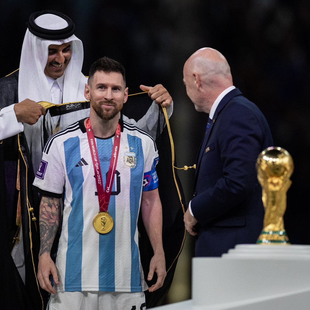 thmanyah's tweet photo. بعد تعنّت السنين، أخيرًا يرفع ميسي كأس العالم متزينًا بالبشت، بعد انتصار تاريخي على منتخب فرنسا في نهائي مونديال قطر 2022.
وفي هذه الحلقة من #بودكاست_الفجر نتحدث عن أسطورة الأرجنتين الذي أذهل العالم. 🇦🇷 
https://t.co/TvXcvAg0XB https://t.co/JH2YIHxChR